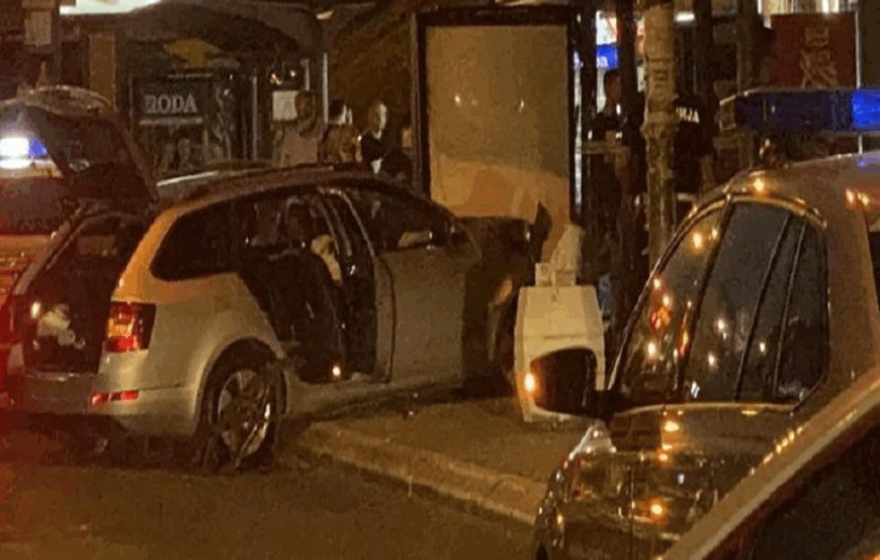 Izazvao <span style='color:red;'><b>udes na autokomandi</b></span>: Uleteo kolima na autobusko stajalište